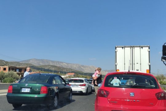 Τροχαίο με δύο τραυματίες στη Βαρυμπόμπη: Δυσκολίες στην Αθηνών-Λαμίας